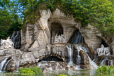 <center>Les jardins de Versailles.</center> Bosquet des Bains d’Apollon. La grotte dans laquelle est installé le groupe d’Apollon par François Giraudon , tandis que les deux groupes des Chevaux du Soleil, par Gilles Guérin, sont placés de part et d’autre. Apollon est inspiré de celui du Belvédère, le célèbre antique, mais son identification à Louis XIV est attestée par la représentation du passage du Rhin sur le vase.