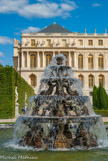 <center>Les jardins de Versailles.</center> Le bassin de la pyramide. Exécutée par le sculpteur François Girardon sur un dessin de Le Brun, la Pyramide, au centre de son bassin, demanda trois ans de travail. Elle est composée de quatre vasques de plomb superposées, supportées par des tritons, des dauphins et des écrevisses en plomb.