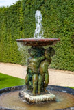 <center>Les jardins de Versailles.</center> L’allée d’Eau ou allée des Marmousets est un élément majeur de l’axe nord-sud du jardin partant du bassin de Neptune. Tracée par Le Nôtre au moins dès 1664, elle est ornée de quatorze fontaines (1668-1670) réalisées d’abord entièrement en plomb puis dont les figures furent fondues en bronze entre 1684 et 1688 et les vasques réalisées en marbre rouge de Languedoc. Ces fontaines représentent des groupes d’enfants, de tritons et de satyres. Chaque groupe est reproduit en 2 exemplaires se faisant pendant de part et d’autre de l’allée, sans doute imaginés par Claude Perrault, le frère de Charles.