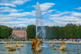 <center>Les jardins de Versailles.</center> Le bassin du Dragon. L’allée d’Eau débouche par une demi-lune sur le bassin du Dragon qui représente un des épisodes de la légende apollinienne : le serpent Python, qui fut tué d’une flèche par le jeune Apollon. Le jet d’eau principal s’élève à vingt-sept mètres de haut, c’est le plus haut des fontaines des jardins de Versailles.