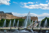 <center>Les jardins de Versailles.</center> Le bassin de Neptune. Le nouveau bassin, inauguré par Louis XV, suscita l’admiration par le nombre, l’ampleur et la variété des jets d’eau jouant sur les sculptures de plomb. Il compte aujourd’hui quatre-vingt-dix-neuf jets qui constituent un extraordinaire ensemble hydraulique.