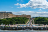 <center>Les jardins de Versailles.</center> Le bassin de Neptune. C’est sous la direction de Le Nôtre que fut entrepris, entre 1679 et 1682, le bassin de Neptune, nommé alors pièce d’eau sous le Dragon, ou pièce des Sapins. Un décor marin dédié à Neptune est prévu, mais les grands groupes projetés ne sont pas réalisés sous Louis XIV. Sous le règne de son successeur, Ange-Jacques Gabriel modifia légèrement le tracé du bassin en 1736 et, en 1740, on mit en place le décor sculpté définitif, composé de trois groupes : Neptune et Amphitrite, par les frères Lambert, Protée par Edme Bouchardon et Océan par Jean-Baptiste Lemoyne.