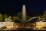 <center>Les jardins de Versailles.</center> Les Cabinets des Animaux. Au nord, le cabinet de Diane ou du Soir présente un lion terrassant un loup (par Cornelius Van Cleve) et un lion terrassant un sanglier (par Jean Raon)