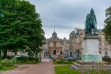 <center>L'église Notre-Dame.</center> Statue de Lazare Hoche, sur la place Hoche à Versailles. Au fond, l'église Notre-Dame. Lorsque la Cour de France s'installe définitivement à Versailles à partir de 1682, l'ancien petit village devient une ville dont la population s'accroit très fortement. La construction d'une nouvelle église, voulue par le roi Louis XIV, est confiée, aux comptes des Bâtiments du Roi, à l'architecte Jules Hardouin-Mansart dans un style classique. La première pierre est posée le 10 mars 1684 par le roi en personne. Le fronton aux armes royales et les sculptures sont de Pierre Mazeline et Noêl Jouvenet (satues de l'Espérance et de la Foi). Le 4 mai 1789, la procession inaugurale des États-Généraux part de l'église Notre-Dame.