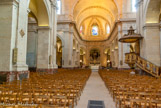 <center>L'église Notre-Dame.</center> Mansart choisit pour cette nouvelle église le parti traditionnellement employé : trois vaisseaux, des chapelles latérales, un transept saillant, une coupole de croisée, un déambulatoire et des chapelles rayonnantes.