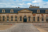 <center>Versailles.</center> Écuries du Roi, puis de la Reine (anciennes), aujourd'hui, cour d'appel. 1672, GABRIEL Jacques IV (maître de l'oeuvre). Ecurie de Louis XIV, puis de la Dauphine et enfin écurie des Reines de France. Écurie de la reine transformée en prison. 43 détenus y furent massacrés le 9 septembre 1792.