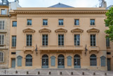 <center>Versailles.</center> Le théâtre Montansier avant d’être au 13, rue des Réservoirs a eu un ancêtre au 31, rue Saint-Honoré dans le quartier Saint-Louis. C’est en 1756 que deux associés, Fleury et Le Comte, font construire une salle de taille plus importante au 3, rue Royale. C’est ce théâtre de 587 places que dirige Mademoiselle Montansier dès 1768. Cependant, cinq ans plus tard, lasse des jalousies qu’elle suscite et des différends qui l’opposent avec Le Comte, elle décide de faire construire un nouveau théâtre dont elle serait propriétaire et directrice. Elle obtient d’acquérir le terrain dit des « chiens verts » qui appartenait alors au comte de Provence, frère du Roi et futur Louis XVIII. Une fois le terrain acheté, elle obtient un acte royal, signé de Louis XVI, lui accordant l’exclusivité d’exploitation du nouveau théâtre qu’elle s’apprête à diriger. Jean-François Heurtier est l’architecte choisi.