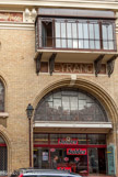 <center>Versailles.</center> Le Cyrano,  construit en 1928 avec deux balcons, était originellement conçu comme une salle d'opéra-théâtre.