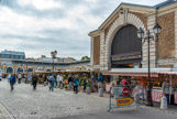 <center>Versailles.</center> Le marché Notre-Dame. Le carré aux herbes, c'est-à-dire, aux fruits et aux légumes. Il y avai aussi le carré aux veaux et à la volaille et le carré au beurre et à la marée, avec également l'avoine et les grains. Aujourd'hui, la place du marché comporte quatre 