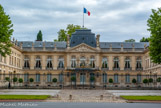 <center>Versailles.</center> L’hôtel de la Préfecture de Versailles a été construit de 1863 à 1866 à l'emplacement de l'ancien chenil du roi, par l’architecte versaillais Amédée Manuel sur une commande du préfet Édouard Charton. Il fut inauguré le 19 juin 1867. Le fronton triangulaire qui couronne l'avant-corps central du bâtiment est orné d'un bas-relief dû au sculpteur Georges Clère, qui représente l'Oise et la Seine personnifiées.