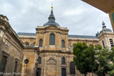 <center> La cathédrale Saint-Louis.</center> Les bras du transept présentent des pans concaves inspirés de Francesco Borromini, artiste de référence dans l'architecture française depuis la fin du XVIIe siècle. La croisée est couverte d'un vaste dôme à pans coupés. Son aspect a été altéré au XIXe siècle, où les boudins angulaires ont été remplacés par des plaques de zinc. Originale, la flècheen balustre se démarque des flèches droites réalisées par Jules Hardouin-Mansart à Notre-Dame de Versailles.