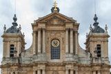 <center> La cathédrale Saint-Louis.</center> Un fronton triangulaire sommé d'une croix dorée surmonte la façade. Il s'orne du blason royal ailé dont les fleurs de lys ont été supprimés à la Révolution. Les tours latérales sont scandées de pilastres doriques. Leurs saillies supportent des vases, selon un procédé esthétique original. Elles sont coiffées de bulbes d'aspect baroque.