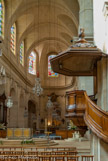 <center> La cathédrale Saint-Louis.</center> Au-dessus des arcades, l'église est éclairée par des baies à vitraux peints en grisaille pour apporter plus de lumière, selon un procédé courant aux XVIIe et XVIIIe siècles. La chaire à prêcher date de la construction de la cathédrale (XVIIIe siècle).