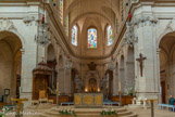 <center> La cathédrale Saint-Louis.</center> Le chœur est entouré d'un déambulatoire, interrompu par la chapelle axiale de la Vierge. Il se compose de trois travées latérales et d'une abside dédiée au sanctuaire, longue de trois travées également. On y trouve les stalles des Pères de la Mission, tenants de l'église au XVIIIe siècle, et un maître-autel en marbre. Les piliers sont identiques à ceux de la nef, à l'exception des ornements pour lesquels Nicolas Pineau composa de nouveaux motifs alternés. Les aménagements du nouveau maître-autel effectués en 2002 s'inspirent d'un projet de Robert de Cotte non réalisé. Cet autel, conçu par Philippe Kaeppelin, a été consacré par Monseigneur Eric Aumonier le 7 avril. Revêtu d'étain repoussé et surmonté d'une table de marbre gris, ce nouvel autel s'orne de fines feuilles d'or avec, à l'avant, trois soleils rayonnants symbolisant la Trinité, sur les côtés des anges en plein vol et, à l'arrière, la couronne d'épines en hommage à Saint Louis.