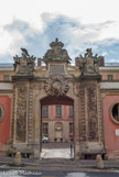<center>Versailles.</center>L'hôtel de la Guerre, de son nom complet actuel hôtel de la Guerre - caserne Carnot.  Il fut construit par Jean-Baptiste Berthier en 1760 pour regrouper différents services alors dispersés dans Paris. Il fut un des premiers bâtiments construits en France dans le but de limiter le risque d'incendie. Le portail extérieur est surmonté d'une couronne royale sur un soleil, encadré par des trophées guerriers. Des reliefs sculptés sur les pilastres représentent des cornes d'abondance d'où sortent des brevets d'officiers et des croix de Saint-Louis. On y voit aussi des plans de forteresses et des armes.