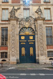 <center>Versailles.</center>Hôtel des Affaires étrangères et de la Marine. Il fut construit par Jean-Baptiste Berthier en 1762 à la demande du duc de Choiseul, secrétaire d'État aux Affaires étrangères pour abriter les services et les archives des Affaires étrangères et de la Marine. Il est contigu à l'hôtel de la Guerre achevé deux ans auparavant par Berthier et dont il reprend la même technique de construction de voûtes plates, à la fois économique et limitant les risques d'incendie. Le bâtiment abrite aujourd'hui sa bibliothèque municipale centrale.