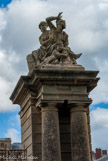 <center>Les jardins de Versailles.</center> Statue du portail au sud de l'orangerie, donnant  accés à la pièce d'eau des Suisses.