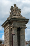 <center>Les jardins de Versailles.</center> Statue du portail au sud de l'orangerie, donnant  accés à la pièce d'eau des Suisses.