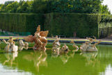 <center>Les jardins de Versailles.</center> Le bassin du Dragon. Le reptile est entouré de dauphins, d'Amours armés d’arcs et de flèches, montés sur des cygnes.  De chaque côté de ce bassin, dont le groupe central a été restitué en 1889, des allées donnent accès à deux bosquets, celui de la France Triomphante et à l’ouest, celui des Trois Fontaines.