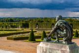 <center>Les jardins de Versailles.</center> Le Rémouleur, la copie en marbre par Giovanni Battista Foggini de 1684 fut  remplacée par le bronze fondu des Keller en 1688. Il se trouve à l'entrée du parterre du Nord.