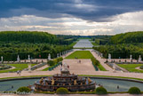 <center>Les jardins de Versailles.</center>Le bassin de Latone, avec, de chaque côté les jardins de Latone. Puis, au centre, l’Allée royale,le bassin d’Apollon. et le Grand Canal. Vers 1665, l’allée royal est élargie (elle mesure aujourd’hui environ 45 mètres de large) et sa pente considérablement adoucie. Sous Louis XVI, on ajoute à sa bordure d’ifs et de charmilles un alignement de marronniers.