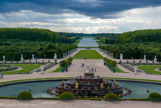 <center>Les jardins de Versailles.</center> André Le Nôtre a créé un jardin « à la française », c’est-à-dire dans lequel la nature est maîtrisée pour former un ensemble régulier et symétrique. Au centre de ce jardin se trouve une allée de pelouse : c’est l’axe de la perpective, qui conduit notre regard vers l’infini et l’horizon. Au premier plan, la fontaine de Latone, puis l'allée Royale, le Grand Canal.