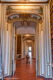 <center>La bibliothèque municipale de Versailles.</center> Enfilade des pièces de la galerie d'apparat. La disposition et la décoration de cette galerie démontraient l'ambition personnelle et diplomatique de Choiseul.  La galerie s'ouvre par la salle des Traités et se ferme par la salle des Missions, au centre se trouve la salle « France », la plus luxueuse, avec de part et d'autre les salles « Puissances du Midi » et « Puissances du Nord » et les salles « Puissances d'Italie » et « Puissances d'Allemagne ». Dessus de porte : Varsovie.