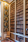 <center>La bibliothèque municipale de Versailles.</center> Pierre Jeannin, Richelieu, Mazarin, Colbert, Simon Arnauld de Pomponne, secrétaires d’Etat aux Affaires étrangères, sont représentés en médaillon. Peint par Jean-Jacques Bachelier.