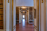 <center>La bibliothèque municipale de Versailles.</center> La galerie d'honneur a été le théâtre de la préparation des traités de Paris et de Versailles (1783), signant la paix et l'indépendance des colonies, ainsi que le traité de Gênes qui décida du rattachement de la Corse à la France en 1768.