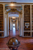 <center>La bibliothèque municipale de Versailles.</center> Entrée de la salle des puissances du Nord. Dessus de porte, Gênes. Privilégiant les sols de tomettes, Jean-Baptiste Berthier y a en outre développé le procédé de la voûte plate en briques, sans charpente, permettant ainsi de limiter l'usage du bois et donc de prévenir les risques d'incendie, tant redoutés des architectes de l'époque. D'un côté, le globe terrestre, de l'autre, le globe céleste.