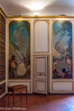 <center>La bibliothèque municipale de Versailles.</center>Les panneaux allégoriques du peintre animalier Jean-Jacques Bachelier, élève de Jean-Baptiste Oudry, représentant les parties du monde connues au 18ème siècle et le rayonnement de la France. Ici, l'Amérique à droite et l'Afrique à gauche. Les étendards sont déployés. A droite, l'enfant qui représente la France a un casque à plume, des fleurs de lis, un autre, en bas présente les richesses américaines. A gauche, les richesses africaines avec l'ivoire.