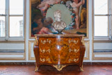 <center>La bibliothèque municipale de Versailles.</center> Commode époque Louis XV, galbée, avec au centre, des instruments de musique. Buste en plâtre de Caffieri ( celui qui a fait la statuette de Molière) qui représente une comédienne du Théâtre Français.