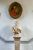 <center>La bibliothèque municipale de Versailles.</center>Portrait d'Etienne-François de Choiseul. Buste de Louis XV, d'après Lemoine.