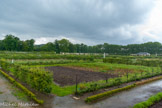 <center>Le potager du Roi.</center> Ce jardin se compose de deux parties. Une partie centrale consacrée à la culture des légumes, le « grand carré » d'une surface de trois hectares. Il est divisé en seize carrés disposés autour d'un grand bassin circulaire orné d'un jet d'eau central, qui sert de réserve pour l'eau d'arrosage, et entouré de quatre terrasses surélevées qui le transforment en une sorte de scène théâtrale. Les carrés sont entourés de poiriers palissés sur des contre-espaliers.