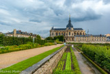 <center>Le potager du Roi.</center>  Terrasse de La Quintinie où se trouvaient la melonnière et la figuerie. Au centre, la petite serre est le seul vestige de la grande serre chaude construite en 1860 pour les cultures fragiles. Aujourd'hui elle est occupé par le jardin français.