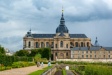 <center>Le potager du Roi.</center> C'est le jardin potager créé en 1683 au château de Versailles (les travaux s'échelonnèrent de 1678 à 1683) pour le roi Louis XIV par Jean-Baptiste De La Quintinie, alors directeur des jardins royaux. Devenu un jardin urbain, il s'étend sur 9 hectares. Au fond,  la cathédrale Saint-Louis.