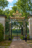 <center>Le potager du Roi.</center> Le potager se trouve à côté de la pièce d'eau des Suisses, non loin de l'Orangerie. Le roi y entrait par une porte monumentale en fer forgé, la « grille du roi » qui donne sur l'allée de la pièce d'eau des Suisses. C'est l'une des plus belles de Versailles. Elle compte parmi les rares grilles d'origine.