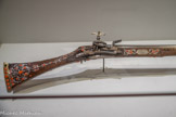 <center>Fusil de l'émir Abd el-Kader donné à la France par ses descendants. </center>Lazari Cominaz (fabricant).
19e siècle.
Bois, métal, pierreries.