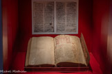 <center></center>Au fond : colophon du scribe Thoros le diacre. <br>Manuscrit arménien du Nouveau Testament en deux parties (1274 et 1632)
