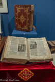 <center></center>Bible imprimée à Venise en 1733. (2 exemplaires, l’un fermé, l’autre ouvert)