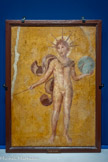 <center>Apollon « cosmocrator », maître de l'univers</center>Pompéi, Italie 1er siècle Fresque.
Musée national d’Archéologie (MANN), Naples, Italie. <br>
Cette fresque provient du site de Pompéi, enseveli en 79 lors de l'éruption du Vésuve. Elle représente Apollon en tant que conducteur du char du Soleil et maître de l'univers, tenant dans sa main une sphère symbolisant le cosmos. Deux lignes traversent la sphère et figurent le mouvement des planètes et celui des étoiles dans le ciel.