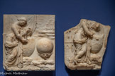 <center>La muse Uranie au globe</center>A gauche. Florence, Italie 1er siècle Marbre
Musée du Louvre, département des Antiquités grecques, étrusques et romaines, Paris. <br>
Uranie, muse de l'astronomie dans la mythologie gréco-romaine, pointe un globe céleste indiquant une configuration précise des astres. Signe de présage sur Terre, la position des étoiles est ici peut-être reliée à la fondation mythique de Rome.
<br>A droite. Cherchell, Algérie 1er siècle Marbre
Musée du Louvre, département des Antiquités grecques, étrusques et romaines, Paris