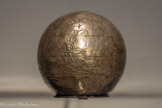 <center>Globe céleste hellénistique</center>Asie mineure (?)
2e siècle av. - 2e siècle ap. J.-C.
Argent
Collection Alexis et Nicolas Kugel, Paris. <br>
Ce globe est probablement la plus ancienne sphère céleste connue. Les constellations représentées sont celles établies par Aratos de Soles au 5e siècle avant J.-C. Parmi les 48 constellations, deux ne sont pas identifiées aujourd'hui. Elles étaient certainement liées à des cultures locales.