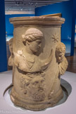 <center>Autel de Séléné, déesse de la lune Rome</center>Italie. 2e siècle. Marbre. 
Musée du Louvre, département des Antiquités grecques, étrusque et romaine, Paris. <br>
Le décor de cet autel symbolise la course des astres. Le lever et le coucher de la lune sont figurés par deux bustes féminins sur un croissant. A son coucher, elle plonge dans l'océan, symbolisé par le visage d'un homme barbu.