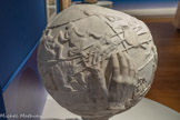 <center>Tirage de la sphère céleste de l’Atlas Farnèse</center>Le Taureau, les Gémeaux, le Cancer. Le petit trône au-dessus de la constellation du Cancer symbolise peut-être une comète qui serait apparue peu après la mort de César, indiquant son ascension divine.