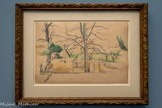 <center>Le Bassin du Jas de Bouffan aux arbres dénudés.</center>1881-1883
Graphite et aquarelle sur papier.
Suisse, Winterthour , Département fédéral de l'Intérieur, Office fédéral de la culture (OFC),
Collection Oskar Reinhart «Am Römerholz», 1923. <br>
La ferme et le mur du Jas de Bouffan sont vus ici depuis le bassin, dessiné au premier plan et laissé en réserve dans le fond blanc du papier. Cet usage de la réserve, du « non fini », se retrouve aussi dans les peintures à l’huile de l’artiste. L’aquarelle, pour laquelle Cezanne développe un style et un langage propre, a toute son importance dans l’œuvre de l'artiste. Jusqu'en 1890, il se concentre sur la traduction des formes, avant de laisser la couleur déterminer les objets de façon plus abstraite.