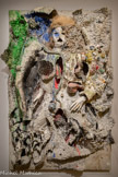 <center>Femme éclatée, ou L’Accouchement du taureau</center>TIR.
1963.
Assemblage d’objets, plâtre, peinture, objets divers, grillage sur panneau de boi. HANOVRE SPRENGEL MUSEUM HANNOVER. <br>
Cette pièce est un des rares exemples de représentations de femmes parturientes dans l’histoire de l’art. Elle appartient à la série des « Accouchements », des portraits de femmes grimaçantes, puissantes et terribles avec un corps démesuré, les jambes tronquées et une petite tête. Cette œuvre semble faire référence à Pasiphaé, la déesse grecque qui accouche du Minotaure, une créature à tête bovine et corps humain. La sculpture, dont les articulations déchirées lui donnent un aspect monstrueu