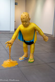 <center>Habiter la peinture</center>Les Pions. « L’Emmentaliste », (deuxième version), 2021. Technique mixte, 105 cm de haut. Quant à L’Emmentaliste (2023), il accompagne Gilles Barbier depuis une première version de 2013 et hérite sans doute de l’Emmental Head de 2003. Ces trois figures ont les paupières closes. Les yeux fermés ne signifient pas l’aveuglement, mais une autre forme d’attention, tournée vers l’intérieur, vers les processus plutôt que vers les résultats. De la formule de Léonard de Vinci « Pittura e cosa mentale » l’artiste a plusieurs fois transformé ce « mentale » en « emmental » . Le fromage est la matière métamorphique par excellence. Dans son entretien avec Gael Charbau en 2015, Gilles Barbier expliquait : « Au-delà de ses célèbres trous et du jeu de mots qui donne à cette pâte un côté cérébral, le fromage est le produit phare si l’on parle de ces autres passages que sont les changements d’état.»