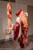 <center>Habiter le corps : la question métaphysique de la viande</center>Habiter la Viande - Le Village, 2014, vec un quart de bœuf, une longe et une pièce noire.
Résines peintes, bois
Trois éléments, dimensions variables
