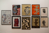 AFFICHES D’EXPOSITIONS PERSONNELLES DE JEAN DUBUFFET Entre 1944 et 1985
[Collection Fondation Dubuffet, Paris]
Dubuffet aime 1’ imprimé banal, tract ou prospectus. Lorsqu’il découvre la presse lithographique, à la fin de l’été 1944, il s’en sert pour produire des œuvres mais aussi pour réaliser les affiches de ses expositions. Médium publicitaire qui se déploie sur les murs de la ville, le genre de 1’affiche répond d’emblée à son fantasme de s’adresser au commun.
[Collection Fondation Dubuffet, Paris]
AFFICHE DE L’EXPOSITION à la galerie René Drouin, Paris, 20 octobre -18 novembre 1944
PROJET D’AFFICHE POUR L’EXPOSITION « LITHOGRAPHIES DE J. DUBUFFET» galerie André. Paris, 14-30 avril 1945
AFFICHE DE L’EXPOSITION JEAN DUBUFFET» cercle Volney, Paris.
17 mars-17 avril 1954
AFFICHE DE L’EXPOSITION «JEAN DUBUFFET» galerie Berggruen. Paris.
21 octobre -12 novembre 1960
AUTEUR INCONNU, AFFICHE DE L'EXPOSITION «JEAN DUBUFFET» au musée des Arts décoratifs, Paris.
16 décembre 1966 - 25 février 1961
AFFICHE DE L’EXPOSITION «DUBUFFET GRAFIK » Silkeborg Kunstmuaeum, Danemark,
16 mal 1961-16 mal 1962
AFFICHE DE L’EXPOSITION «DUBUFFET - PARIS CIRCUS» galerie Daniel Cordler. Parla. 7 Juin-31 Juillet 1962
AFFICHE DE LA RETROSPECTIVE JEAN OUBUFFET Guggenheim Museum. New York,
27 avril-29 Juillet 1971
AUTEUR INCONNU, AFFICHE DE L’EXPOSITION «DUBUFFET - LES LENDEMAINS DE L‘HOURLOUPE » Ecole des beaux-arts de Paris, 2 mai -16 Juin 1985